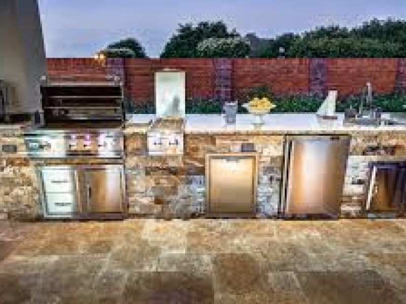 Custom Outdoor Kitchens Designed for Luxury Backyard Entertaining